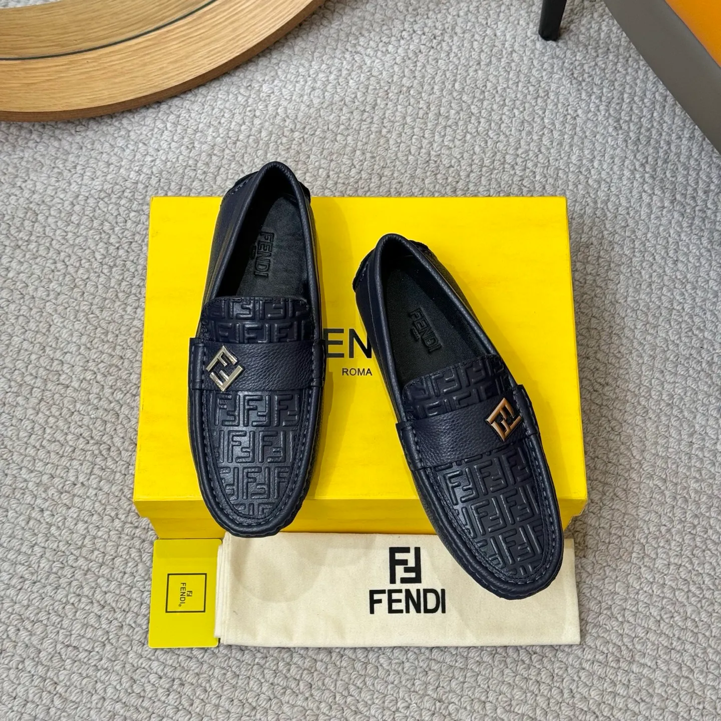 Men's shoes 💰420 [FENDI Fendi] 2⃣️0⃣️2⃣️5️⃣New Milan men's fashion lazy catwalk style ✅ fashionable casual beanie shoes, imported calfskin fabric, super smooth texture, sweat-absorbent and breathable, (sheepskin lining). Metal LOGO on the shoe body, Medusa avatar, irregular avatar, high-end craftsmanship logo✅ French Loft set foot design style 👟Low-key and elegant, great on-foot effect... Men's shoe size: 38-46 (4-12)